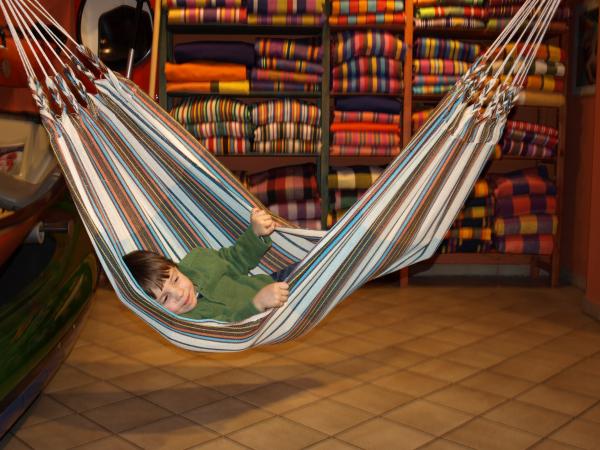 Kinderhängematte wollig weich mit Streifen