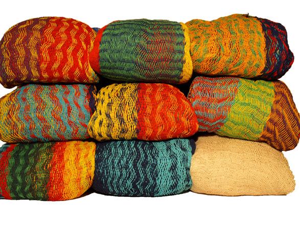 Diese Netzhängematte aus buntem Baumwollgarn bettet bis zu fünf Genießer komfortabel.