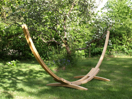 Hängemattengestell aus Holz im Garten