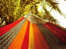 Die Netzhängematte aus Mexiko überzeugt mit dehnbarem Gewebe und schönen Farben.
